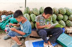 Thiết bị thông minh đang đánh cắp tuổi thơ của trẻ em Trung Quốc