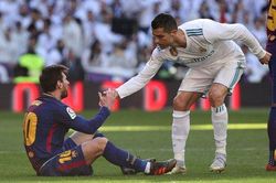 Ronaldo bất ngờ lên tiếng 'tỏ tình' với Messi, ra mặt dạy dỗ đàn em