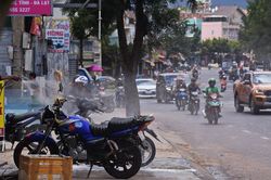 Đà Lạt: Nguy hiểm chực chờ từ những tiệm rửa xe lấn chiếm vỉa hè