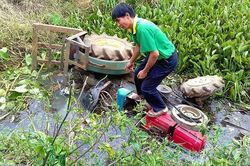 Máy cày tự chế lao xuống suối, 1 người tử vong