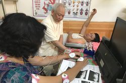 Vị bác sĩ 85 tuổi vẫn miệt mài khám, chữa bệnh cứu người