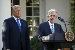 Tổng thống Donald Trump tiếp tục chỉ trích mạnh mẽ Chủ tịch FED