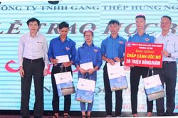 Hà Tĩnh: Trao 384 suất quà cho học sinh nghèo vượt khó học giỏi