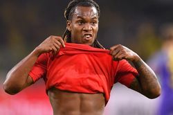 Bayern bán 'cậu bé vàng' Renato Sanches sang Pháp