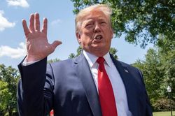 Leo thang trả đũa, TT Trump tăng thuế với hàng TQ lên 30%