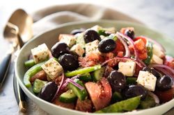 Tự làm salad kiểu Hy Lạp đẹp và lạ cho buổi tụ tập cuối tuần