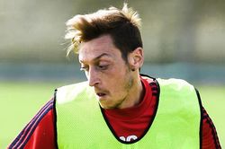 HLV Arsenal nói về khả năng ra sân của Oezil