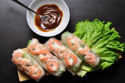 Học cách làm gỏi cuốn tôm chấm tương đậu phộng