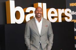 Nam diễn viên Dwayne Johnson được trả cát-xê cao nhất thế giới