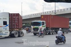 Ớn lạnh 'hung thần' container tung hoành trên đường phố Sài Gòn