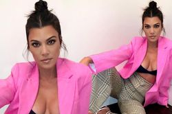 Kourtney Kardashian phanh áo khoe ngực đầy gợi cảm ở tuổi 40