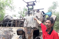 Máy gặt lúa 200 triệu của người dân bị đốt cháy trơ khung