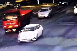 Cuộn tròn người, cô gái thoát chết thần kỳ dưới gầm xe tải