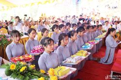 Hàng nghìn người dự đại lễ Vu Lan báo hiếu và an vị tượng Phật tại chùa Hương