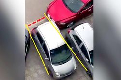 Pha lùi ô tô qua chỗ hẹp trên phố được đánh giá 'bá đạo'