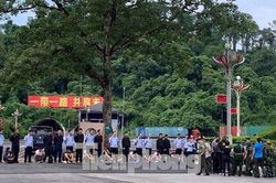 Bàn giao 11 người Trung Quốc lừa đảo bằng công nghệ cao về nước