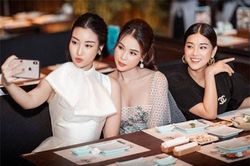 Nhan sắc 'không phải dạng vừa' Sam chụp ảnh thân thiết với Đỗ Mỹ Linh - Hoàng Yến Chibi