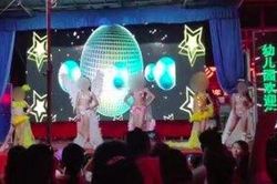 Trường mẫu giáo gây tranh cãi khi để các bé gái mặc bikini biểu diễn