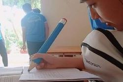 Nữ sinh sắm hẳn bút chì 'siêu to siêu khổng lồ' để sử dụng cả năm học khiến cộng đồng mạng không thể nhịn cười