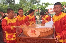 Vinh danh và trao bằng chứng nhận xác lập kỷ lục cho 'Cặp bánh trung thu lớn nhất Việt Nam'