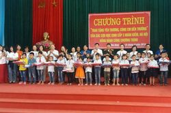 Tặng quà, học bổng cho học sinh nghèo vượt khó tại Phú Bình