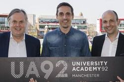 Danh thủ Gary Neville mở trường đại học