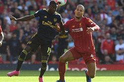 Van Dijk lần đầu tiên bị đối thủ rê bóng qua sau 50 trận