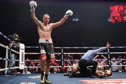 Kovalev thắng KO Yarde 'không sợ súng' ở trận đại chiến tại Trung tâm triển lãm… máy kéo
