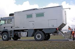 'Xế phượt' Overlanding 6x6 nặng 26 tấn từ 2,8 tỷ đồng