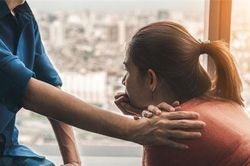 Ngạc nhiên thấy đôi dép lạ của đàn ông trước cửa, nhưng không sốc bằng cảnh tôi bắt gặp trong phòng ngủ của mẹ