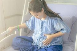 Vật lộn với cơn đau đẻ, mẹ chồng đứng bên ngoài hét lớn một câu khiến tôi sức cùng lực kiệt cũng phải sinh cháu cho bà