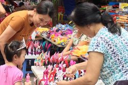 'Cuộc chiến' giữa đồ chơi Trung thu truyền thống với iPad, smartphone