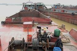Bắt giữ hàng loạt tàu khai thác cát trái phép tại Ba Vì