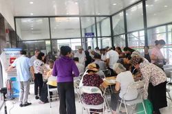 Người dân ùn ùn xếp hàng làm thẻ đi xe buýt miễn phí