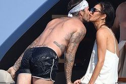 David Beckham không ngừng ôm ấp, khóa môi vợ trên du thuyền
