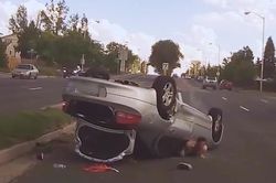 'Chạm nhẹ' vào Porsche 911, ôtô mất lái rồi lật ngửa