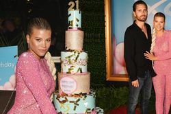 Mặc kín đáo, Sofia Richie vẫn quá đỗi gợi cảm bên bạn trai hơn 16 tuổi