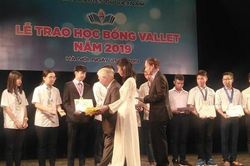 Hơn 500 học sinh THPT miền Bắc nhận học bổng Vallet
