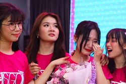 SGO48 bật khóc trước tình cảm của người hâm mộ trong buổi fan meeting đầu tiên tại TP. HCM