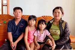 Cha mẹ nghèo nuôi 2 con bị tan máu bẩm sinh