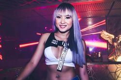 Phía sau công việc ở quán bar hàng đêm của DJ Ty Ty