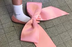 Hơn 55 triệu đồng/đôi giày thắt nơ, các cô gái có dám xuống phố?