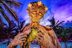 Resort ma mị với hình nhân gỗ khổng lồ tại thị trấn cổ ở Mexico