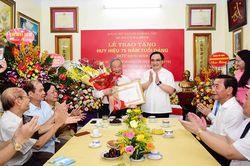 Bí thư Thành ủy Hoàng Trung Hải trao Huy hiệu Đảng cho đảng viên lão thành