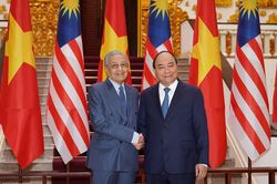 Thủ tướng Nguyễn Xuân Phúc đón, hội đàm với Thủ tướng Malaysia