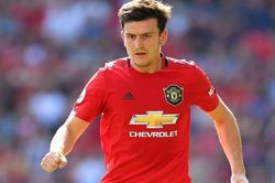 Fan MU: 'Maguire chạy như vừa choàng khăn tắm vừa trả lời điện thoại'