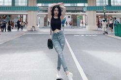 Dậy thì thành công, hot girl Linh Ka chăm diện croptop khoe eo siêu nhỏ 'bất thường'