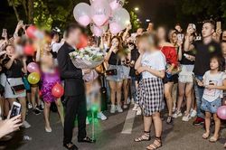 Mời cả công ty lên phố đi bộ Hồ Gươm để chứng kiến màn tỏ tình, nam thanh niên nhận cái kết không ngờ