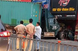 Kinh hãi 'hung thần' container lao vào nhà dân ở Sài Gòn lúc rạng sáng