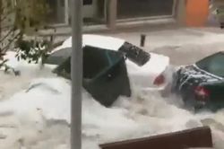 Kinh hoàng nước lũ cuốn trôi mọi thứ trên đường phố Madrid